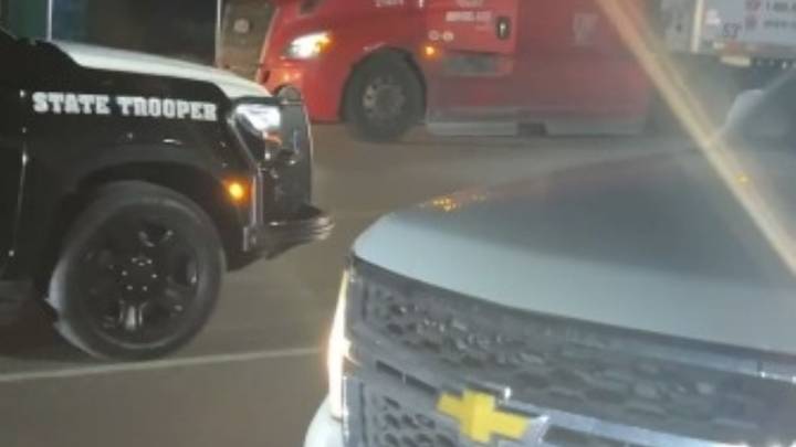 DPS y Patrulla Fronteriza aseguran tráiler en Laredo; traía posibles indocumentados