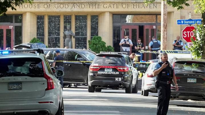 Pánico en EE.UU.: un hombre atacó a balazos a alumnos de una escuela católica y hay al menos 20 heridos