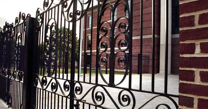 Hollywood producer arrested in Columbia on fraud charges