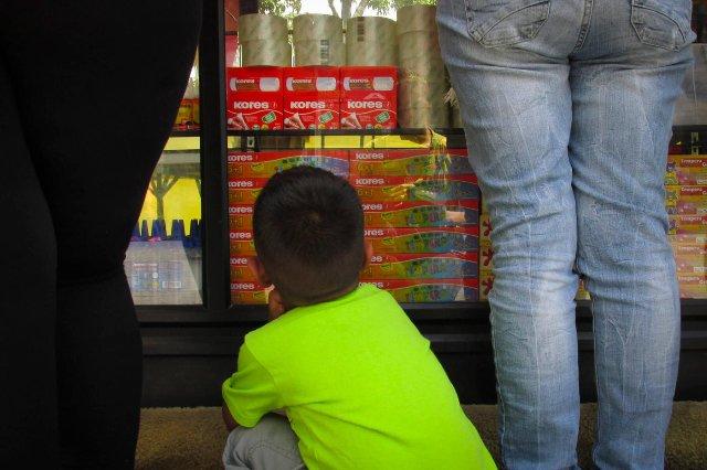Familias se preparan para gastos escolares con donaciones, reúso y cacería de ofertas