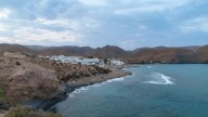 Hallan muerto a un joven con un golpe en la cabeza en una playa de Níjar