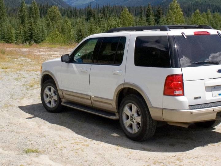 Dejó auto abandonado en faja fiscal de Olmué y pidió $30 millones para moverlo: ahora enfrenta denuncia de empresa