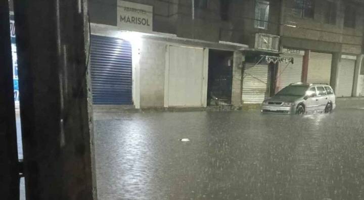 Madrugada lluviosa en CDMX y Edomex deja calles y viviendas bajo el agua