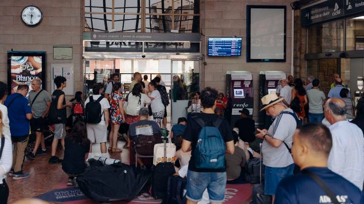 La circulación de trenes entre Madrid y Galicia sigue suspendida por los incendios