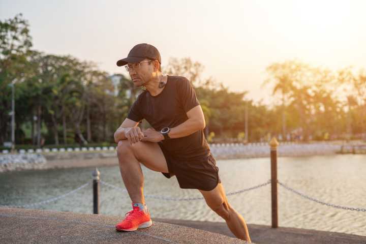 A physical therapist shares the one exercise he recommends for runners with stiff hips