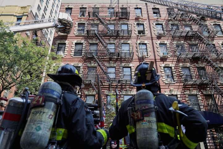 Susto en Nueva York: una explosión por fuga de gas desató un incendio masivo en pleno Manhattan