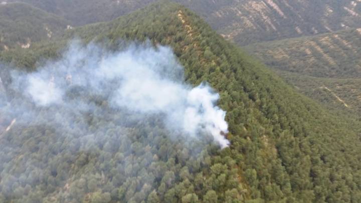 Bomberos trabajan en un incendio en Peña Canciás, en la zona de La Guarguera