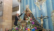El alcalde cumple la tradición y entrega su bastón de mando a la Virgen Grande