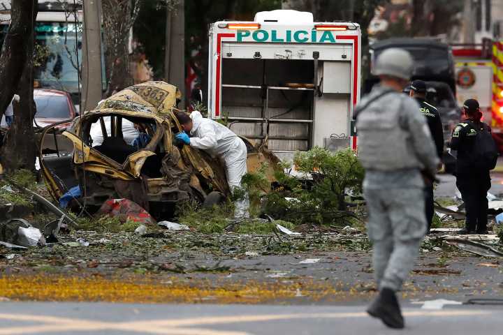 Al menos 17 muertos y más de 40 heridos dejan ataque a helicóptero policial y bomba en Colombia