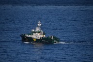 “Desbordados” y sin medios adecuados para frenar a los jóvenes ‘nadadores’ que intentan entrar en Ceuta
