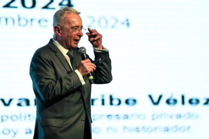 El expresidente Uribe defiende la hermandad con Perú y propone un dragado en el Amazonas