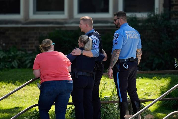 Los 17 heridos del tiroteo en escuela católica de Minneapolis están fuera de peligro: Policía