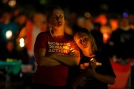 Cientos recuerdan a dos niños asesinados y 17 heridos en tiroteo en escuela católica de Minneapolis