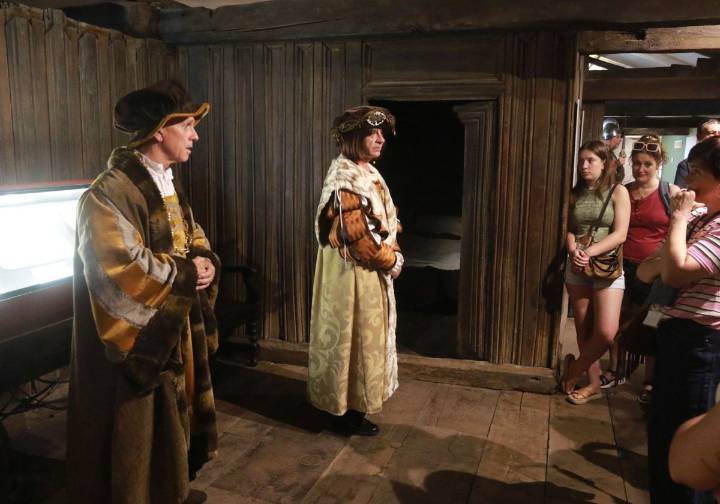 Un recorrido «lúdido y reivindicativo» de Carlos V a su paso por Villaviciosa