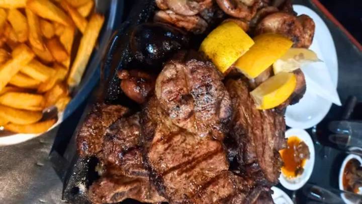 La picada de achuras que es un clásico para compartir en un bodegón