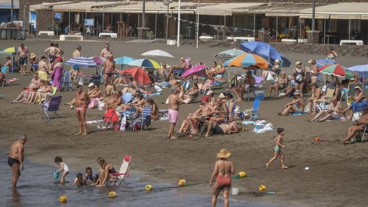 Bañistas disfrutan del domingo en Melenara