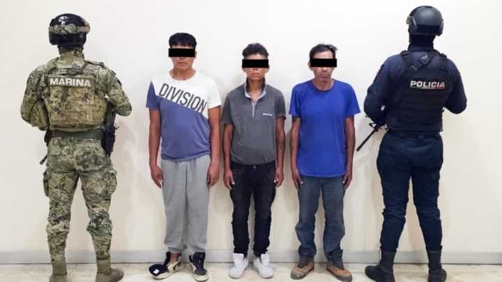 Caen Tres Presuntos Narcomenudistas en Puebla; Les Decomisan Pistola de Fulminantes y un Arma