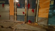 Vandalizan la sede del PP en Huesca con pintura roja y dos pollos destrozados