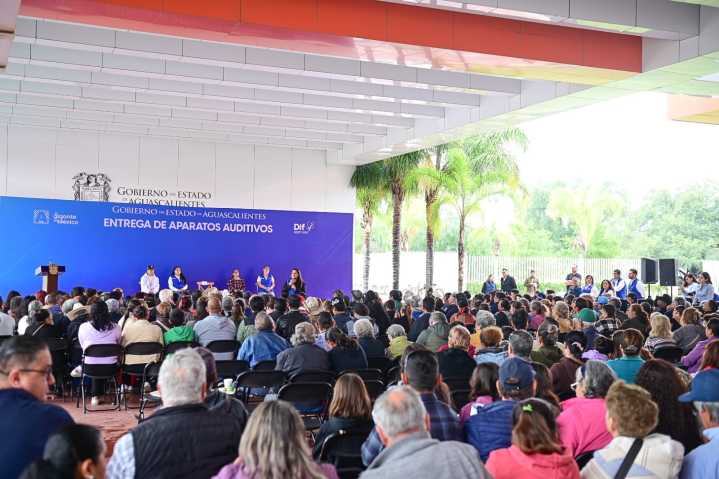 Encabezan Tere Jiménez y Aurora Jiménez entrega de aparatos auditivos