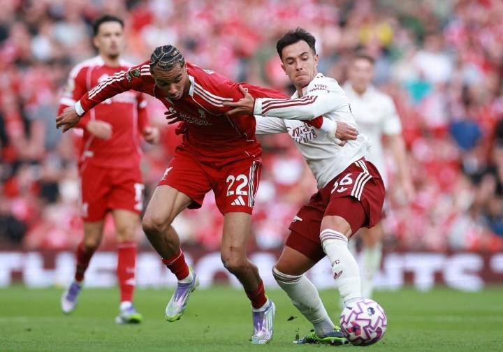 El Liverpool doblega al Arsenal y fortalece su liderato