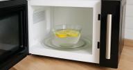 El truco más fácil para limpiar el microondas en 5 minutos y dejarlo sin olores
