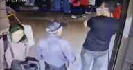 Video captó cómo un adulto mayor apuñaló a dos personas en la Terminal del Salitre