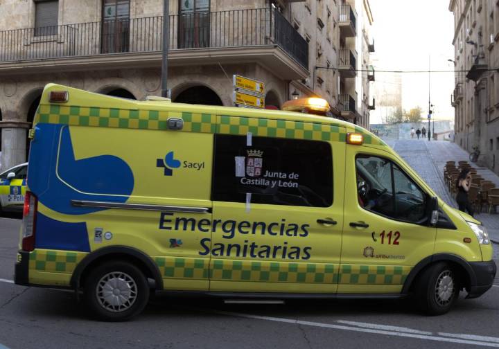 Una mujer atendida tras un incendio en una vivienda de Salamanca