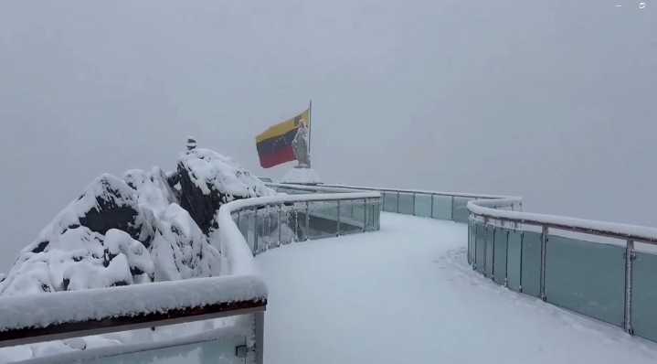 Pico Espejo de Mérida cubierto de nieve este domingo 17 de agosto