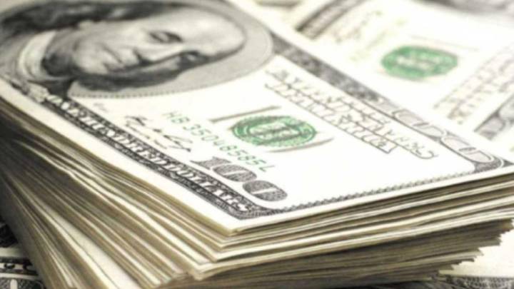 Peso mexicano cae frente al dólar tras recorte de tasas del Banco de México