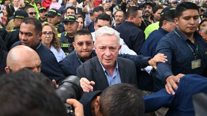 Álvaro Uribe homenajea a Uribe Turbay; detienen al hermano de Iván Mordisco