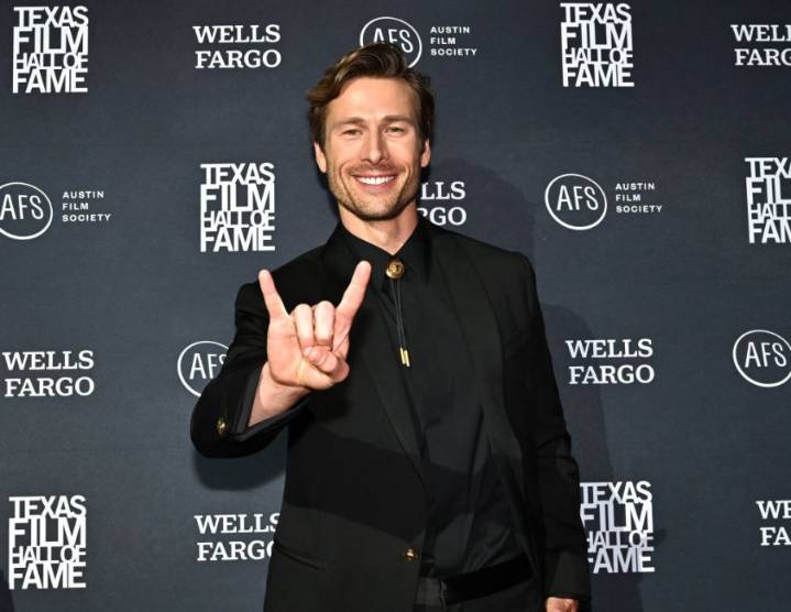 Glen Powell helps make scholarship announcement for Longhorns fifth