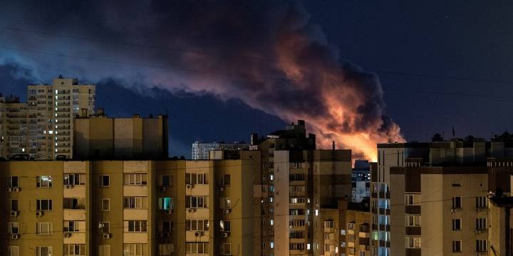 Starmer condenó el ataque ruso en Kiev y acusó a Putin de sabotear la paz en Ucrania: 17 muertos