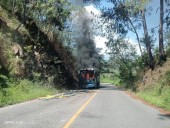 Autobús de pasajeros arde en la carretera Tuito