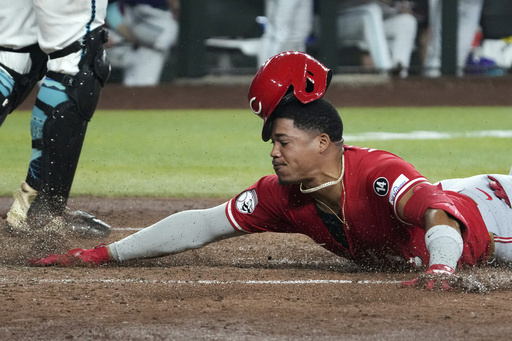 Steer batea un jonrón de tres carreras y los Rojos vencen 6