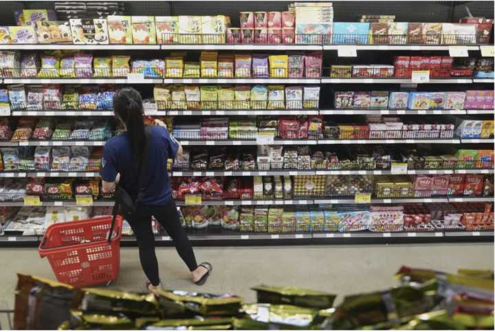 Costo de alimentos preocupa a la gran mayoría de adultos en EEUU, según encuesta AP