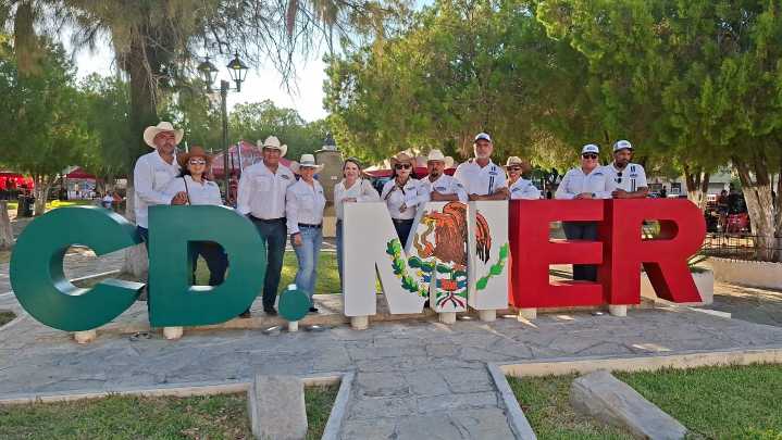 Un éxito la exhibición de Camionetas Antiguas y Modificadas 2025