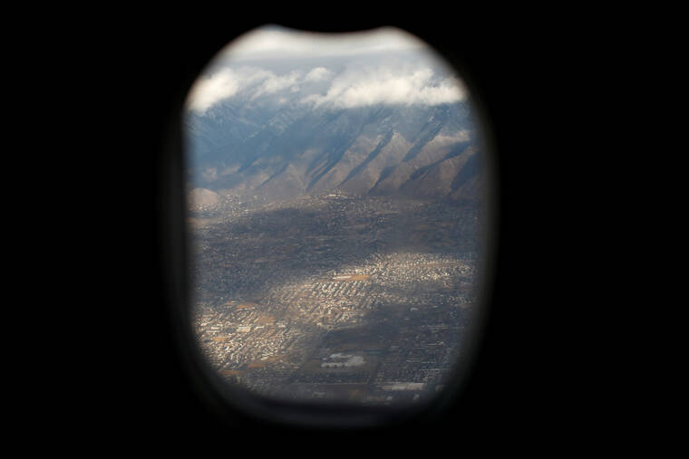 Delta, United sued for selling windowless ‘window seats’