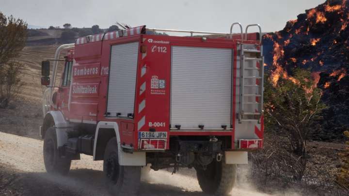 Elevan a dos la alerta para sofocar un incendio forestal en Carcastillo, Navarra