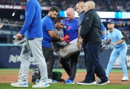 Receptor de Cachorros Miguel Amaya sale en camilla tras lesionarse tobillo en primera base