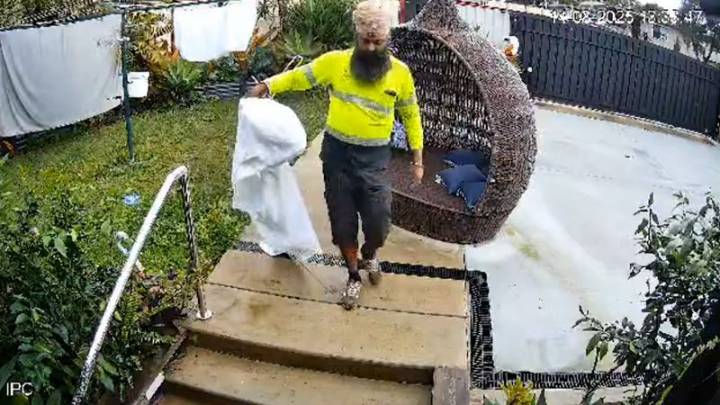 Cartero “héroe” rescata de la lluvia la ropa del lavado