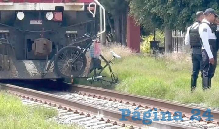 Ciclista Muere Arrollado por el Tren