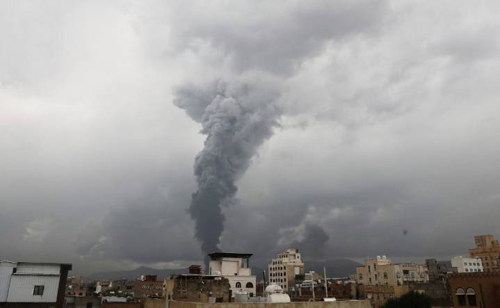 Israel lanza ataques contra la capital de Yemen; petrolera, entre los blancos