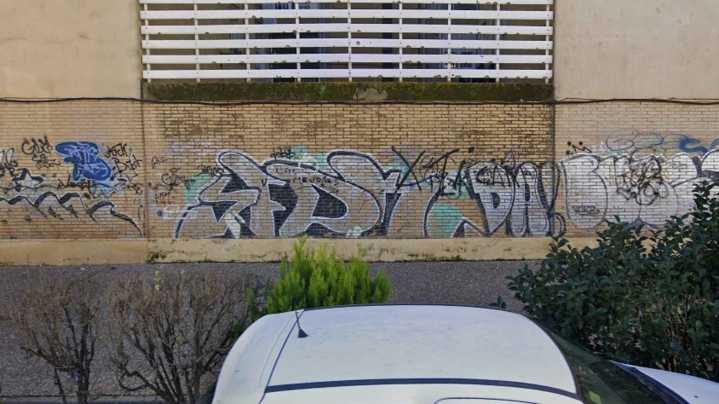 El Ayuntamiento borra el mítico graffiti de SFDK en Pino Montano dentro del plan de limpieza de pintadas