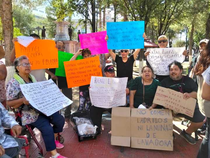 Manifestantes exigen a Loera cumplir con apoyos para discapacitados
