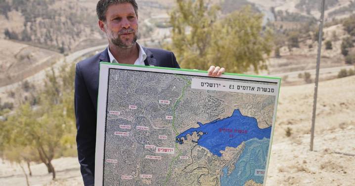 Israel announces a settlement that critics say will effectively sever the West Bank in two