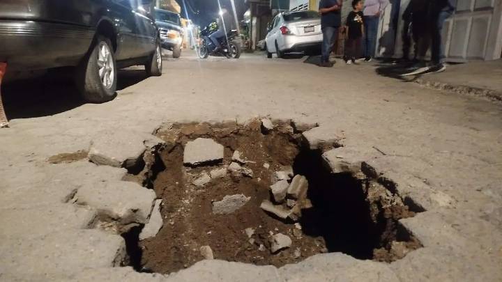 Se abre socavón en la colonia Valle del Sol en Irapuato; un camión recolector de basura quedó atrapado