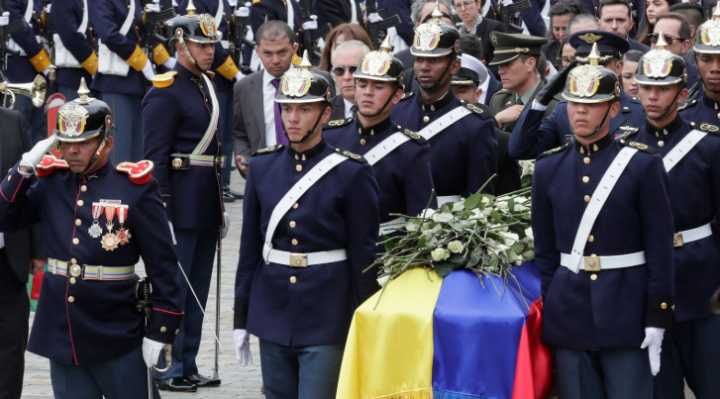 El adiós del hijo y las rosas blancas: emotivos momentos en el funeral de Miguel Uribe Turbay