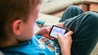 ¿A los 7 o a los 12? La edad ideal para dar su propio celular a los niños, según expertos