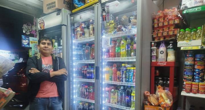 Bodeguero de SMP conquista a sus clientes con ofertas y regalos