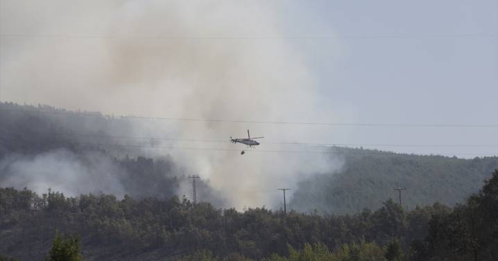 Desalojan otros 8 pueblos de León por los incendios de La Baña y Garaño, mientras el de Molinaseca baja a 1